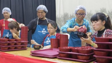 早食い競争で必死にそばをかき込む出場者（提供写真）