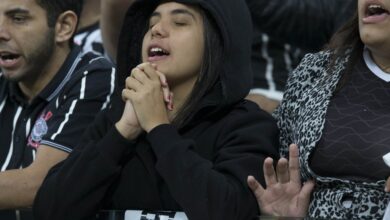 祈るように試合を見つめるコリンチャンスファンの少年（Daniel Augusto Jr./Ag.Corinthians）