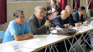 資金難で「レジストロ平和灯ろう流し」開催が難しいと説明する山村会長