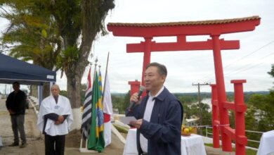 リベイラ河を望む高台に建つ鳥居の前で演説する飯星下議