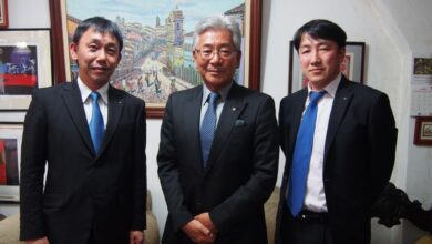 奥田さん（右端）と共に来社した吉川秀隆さん（中央、大阪サンパウロ姉妹都市協会会長）、井戸剛さん（左、不二印刷代表取締役社長）