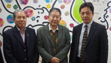 左から兵庫県人会の尾西貞夫前会長、山下さん、彌城さん