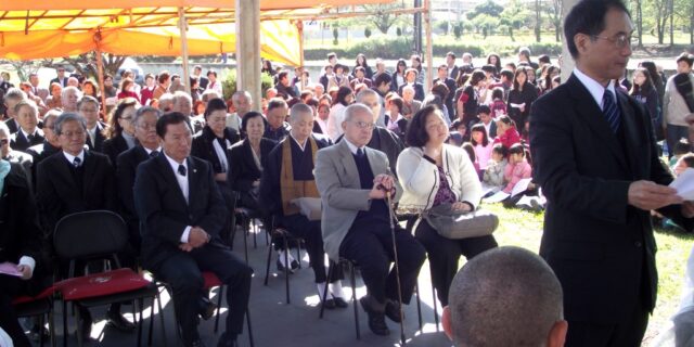 慰霊祭の様子（最前列の左から２席目が折笠会長、通路挟んで右が水野龍三郎さん）