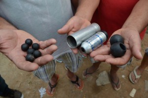 家屋取り壊しに反対する住民との抗争で市警備隊が使ったゴム弾や催涙ガス弾のカプセル（Fernando Frazão/Agência Brasil）