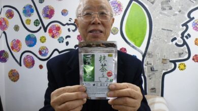 抹茶を宣伝する松田会長