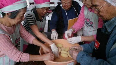 コロッケ用にじゃがいもの皮を剥く富山県人会