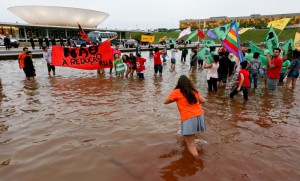 連邦議会前の池の水を赤く染めて抗議する若者たち（Lula Marques/Agência PT）