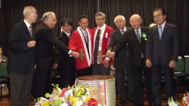 鏡割りの様子（左から３人目より笠原企画部長、岩井県議長、矢島会長）