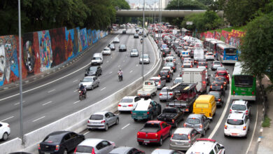 通勤・帰宅時間に主要道路は渋滞となり、なかなか車が動かないことも。サンパウロ市の中心部では、月曜日から金曜日には車両ナンバーによる時間帯規制も行われているが、それでも渋滞緩和とはならない。