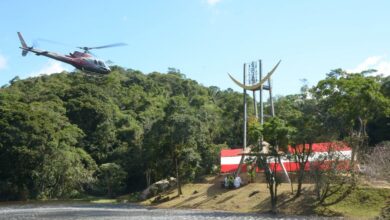 山内上人がヘリに乗り込み、空中から開眼法要を行なった