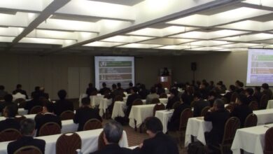 会場には180人が参加し聞き入った