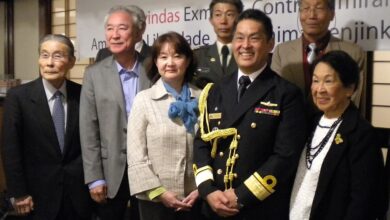 記念撮影で笑顔を見せる和田少将（前列左から４人目）。右端は母のスマコさん