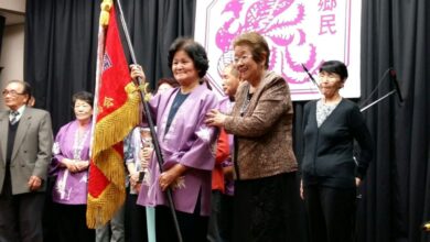 優勝旗を持つ馬場アヤ子さんと斉藤会長