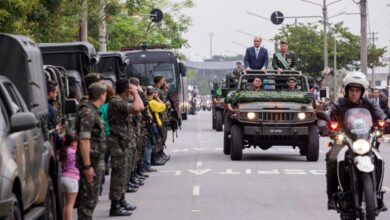 ９月７日、独立記念日にパレードをするアルキミン聖州知事と聖州軍警（Alexandre Carvalho/A2img）