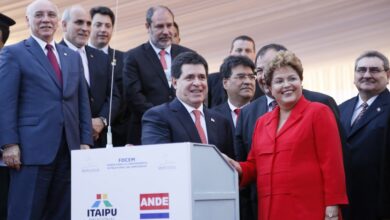 カルテス大統領（左）と握手を交わすジウマ大統領（Foto: Presidencia do Paraguay 29/10/2013）