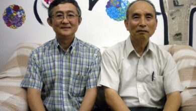 青山副理事長（左）と徳植牧師