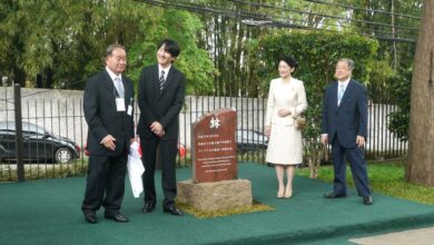 御訪問記念碑の除幕式に参加された両殿下