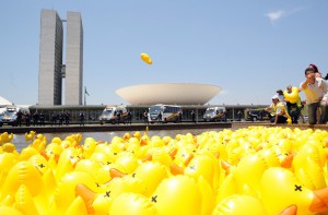 連邦議会前の池に浮かべられた１千個のアヒル人形（Jose Cruz/Agencia Brasil）