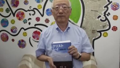 著書を手にする中島さん