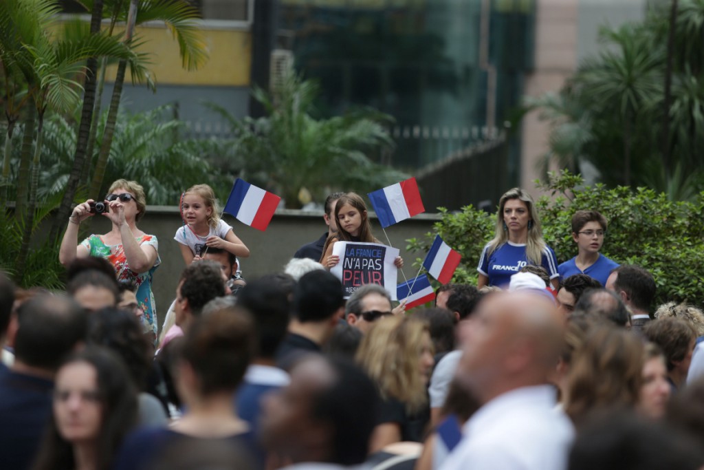 サンパウロ市のフランス総領事館前での追悼集会で（Paulo Pinto/Fotos Públicas）