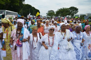 行進を先導する民族衣装の女性達（Marcello Casal Jr./Agência Brasil）