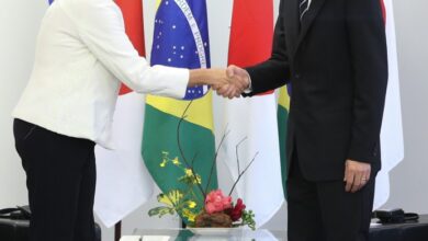 何食わぬ顔で握手するジウマ大統領（Foto: Lula Marques/Agência PT）