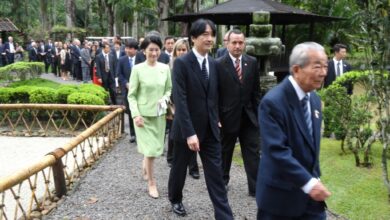 日本庭園内を歩まれるご夫妻