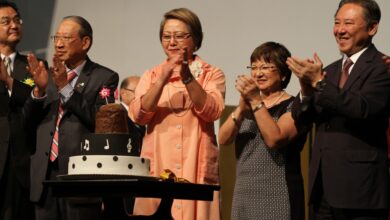 呉屋会長（中央）らによるケーキカットも