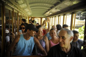 電車での旅を楽しむ乗客達（Tânia Rêgo/Agência Brasil）