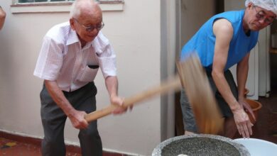 見事な音を立てて餅をつく森さん