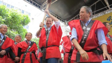 カサビ元市長も力強く餅つき