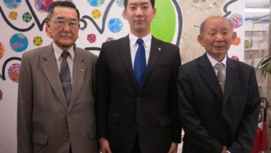 来社した桜井会長、板倉さん、蓮沼総務