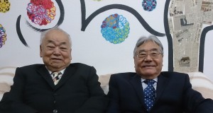 山本顧問（左）と平崎会長