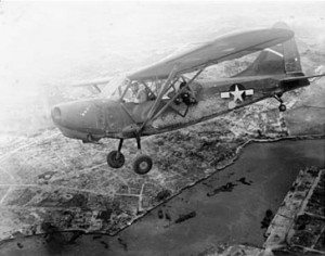 日本軍や住民からトンボと呼ばれた米軍機。見つかると、必ず砲弾に見舞われると恐れられた（沖縄戦米軍記録写真００１７）