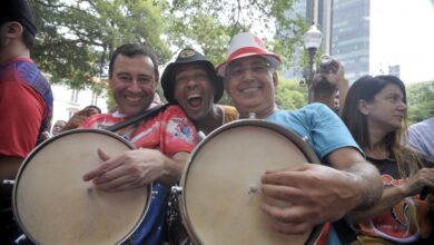 カーニバル開幕イベントで演奏するサンビスタ達（Tania Rego/Agencia Brasil）