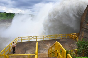 過剰となった水の放水で上がる水しぶき（Itaipu Binacional）