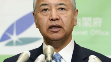 記者会見する甘利経済再生相＝１５年１１月１６日午前、内閣府 （共同）