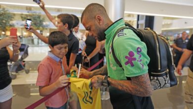 ホテルでファンの少年にサインをするブラジル代表ダニ・アウベス（Rafael Ribeiro/CBF 28/03/2016）