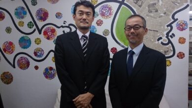 佐藤次長（左）と前任の遠藤さん