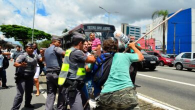 コンゴーニャス空港前での乱闘の一幕と割って入ろうとする軍警達（Rovena Rosa/Agência Brasil）