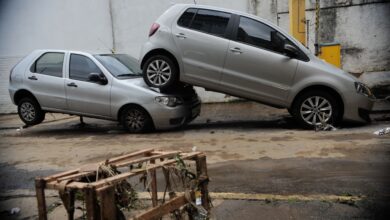 １２日夜にリオ市で降った大雨で流された自動車（Fernando Frazao/Agencia Brasil）