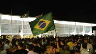 怒りが収まらず、ブラジリアの大統領府を包囲した人々（Wilson Dias/Agencia Brasil）