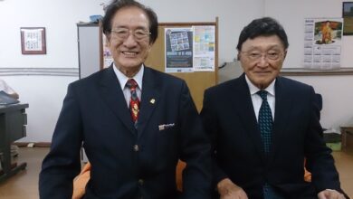 交代あいさつに来社した坂和さん（左）と尾和新会長