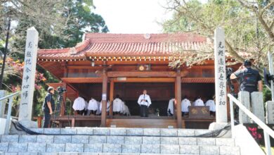 拝殿で挨拶する寺前理事長（生長の家ブラジル伝道本部提供）