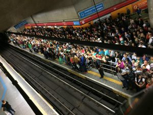 １５年１２月、大雨が降り徐行運転を行ったため、ホームに人があふれたサンパウロ地下鉄（Paulo Pinto/Fotos Publicas）