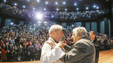 ルーラのお膝元、サンベルナルド・ド・カンポ市での対談イベントに参加したときのルーラ、ムヒカ（Foto: Ricardo Stuckert/Instituto Lula, 29 de agosto de 2015）