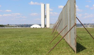 二つに分断された議会前の広場（José Cruz/Agência Brasil）