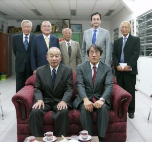 贈呈式に参加した皆さん。前列左から田呂丸哲治会長、梅田大使