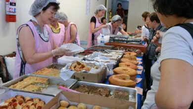 多くの人で賑わう食品売り場