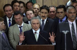 暫定大統領就任の演説をするテーメル（１２日、Foto: Valter Campanato/Agencia Brasil）